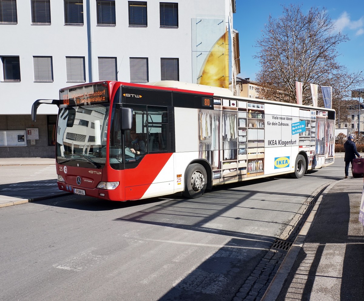 Mercedes-Benz O 530 II der STW unterwegs als Linie 80 (Klagenfurt Hauptbahnhof - Krottendorf) am 11.2.2016 nahe der Haltestelle Hauptbahnhof.
