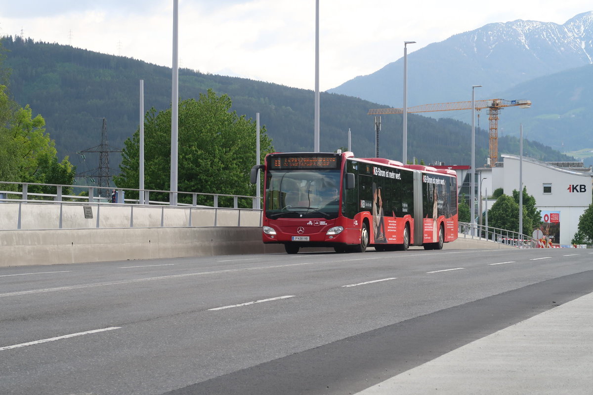 Mercedes-Benz O 530 III (Citaro 2. Generation) der Innsbrucker Verkehrsbetriebe, Bus Nr. 438, auf der Grenobler Brücke in Innsbruck. Links der Fahrbahn sieht man die neue Straßenbahntrasse, die dereinst den Bus der Linie O ersetzen soll. Aufgenommen 5.5.2018.