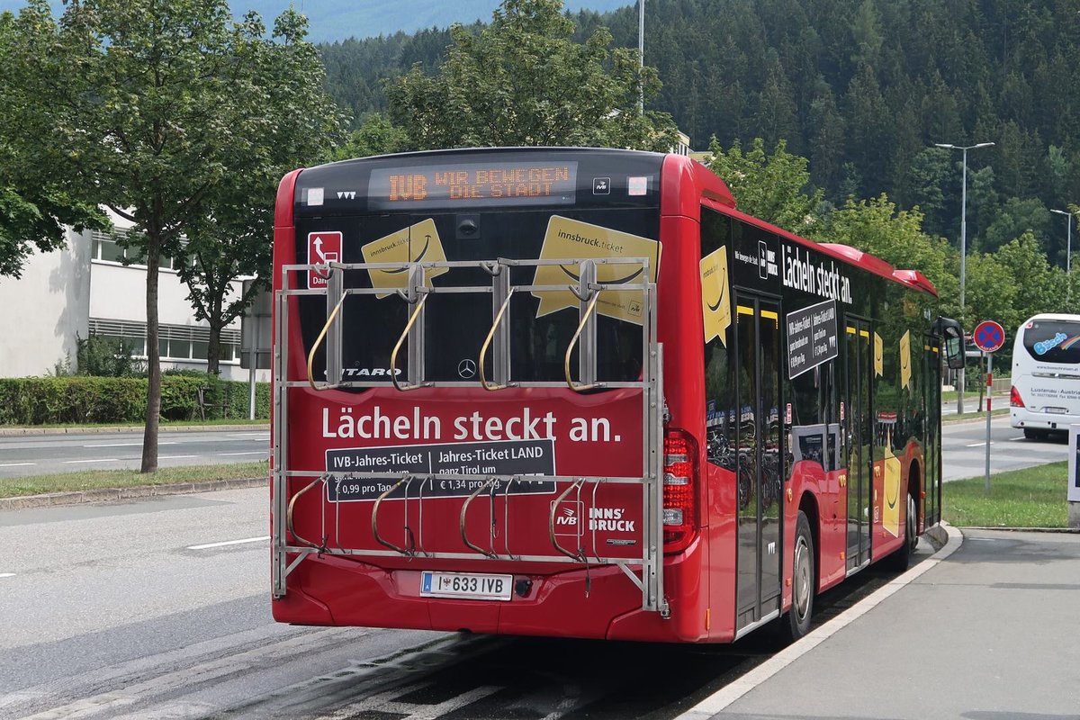 Mercedes-Benz O 530 III (Citaro 2. Generation) der Innsbrucker Verkehrsbetriebe, Bus Nr. 633 mit Fahrradträger am Heck, ist an der Haltestelle Landessportcenter abgestellt. Aufgenommen 5.7.2018.