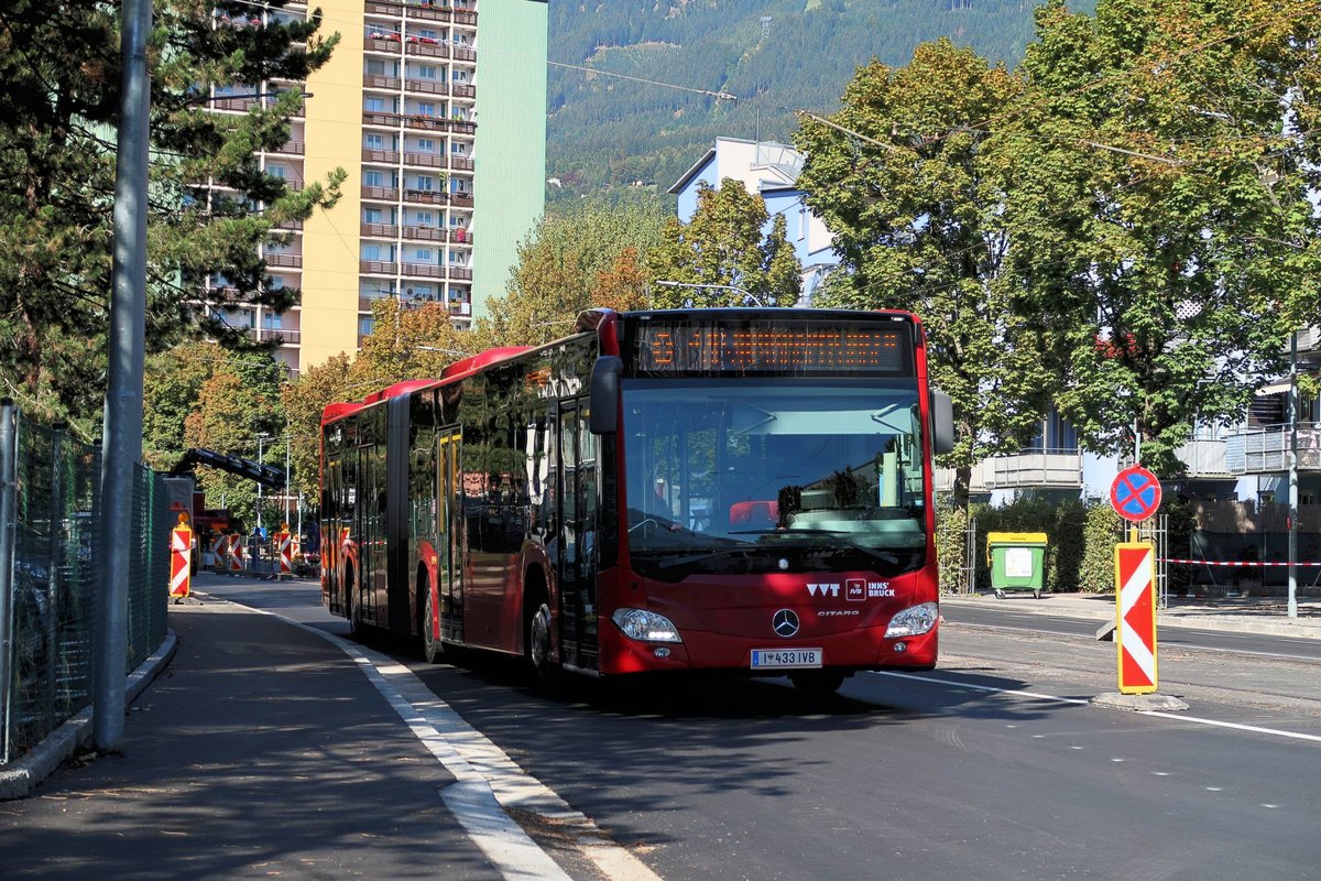 Mercedes-Benz O 530 III (Citaro 2. Generation) der Innsbrucker Verkehrsbetriebe, Bus Nr. 432, als Linie O bei der Haltestelle Roßbachstraße. Die Straßenbahnschienen zum Ersatz der Buslinie O durch Straßenbahn sind schon verlegt. Aufgenommen 26.9.2018.