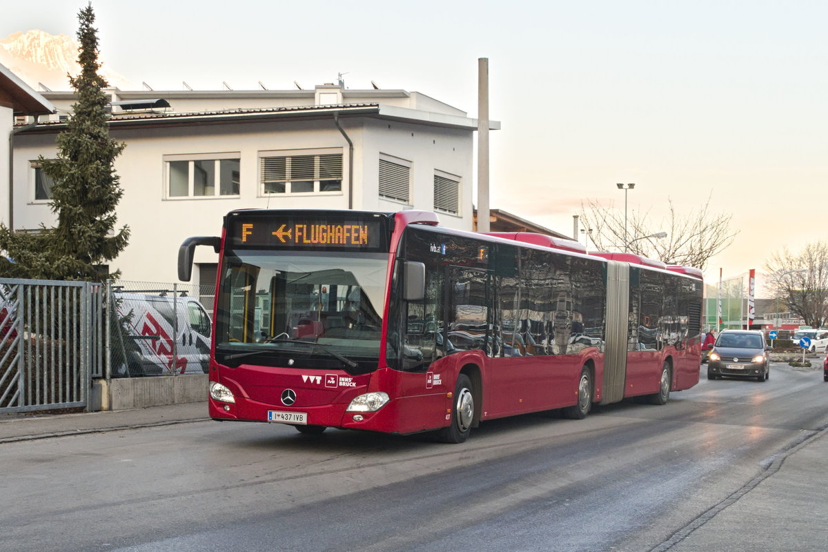 Mercedes-Benz O 530 III (Citaro 2. Generation) der Innsbrucker Verkehrsbetriebe, Bus Nr. 437, als Linie F an der Hst. Neu-Rum Siemensstraße. Aufgenommen 11.1.2020.
