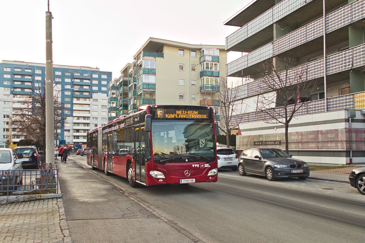 Mercedes-Benz O 530 III (Citaro 2. Generation) der Innsbrucker Verkehrsbetriebe, Bus Nr. 441, als Linie F bei der Hst. Neu-Rum Siemensstraße. Aufgenommen 11.1.2020.