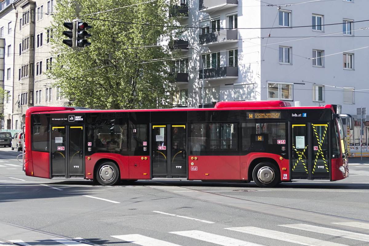 Mercedes-Benz O 530 III (Citaro 2. Generation) der Innsbrucker Verkehrsbetriebe, Bus Nr. 640, biegt als Linie H in den Innrain ein. Coronabedingt ist die Fahrertüre für Fahrgäste gesperrt. Aufgenommen 27.4.2020.