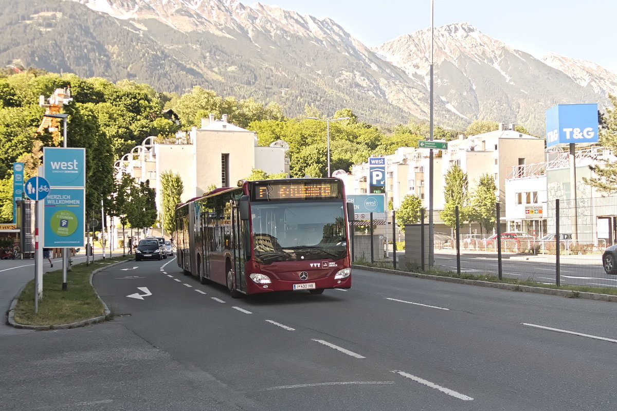 Mercedes-Benz O 530 III (Citaro 2. Generation) der Innsbrucker Verkehrsbetriebe, Bus Nr. 432, als Linie F in der Bachlechnerstraße in Innsbruck. Aufgenommen 7.5.2020.