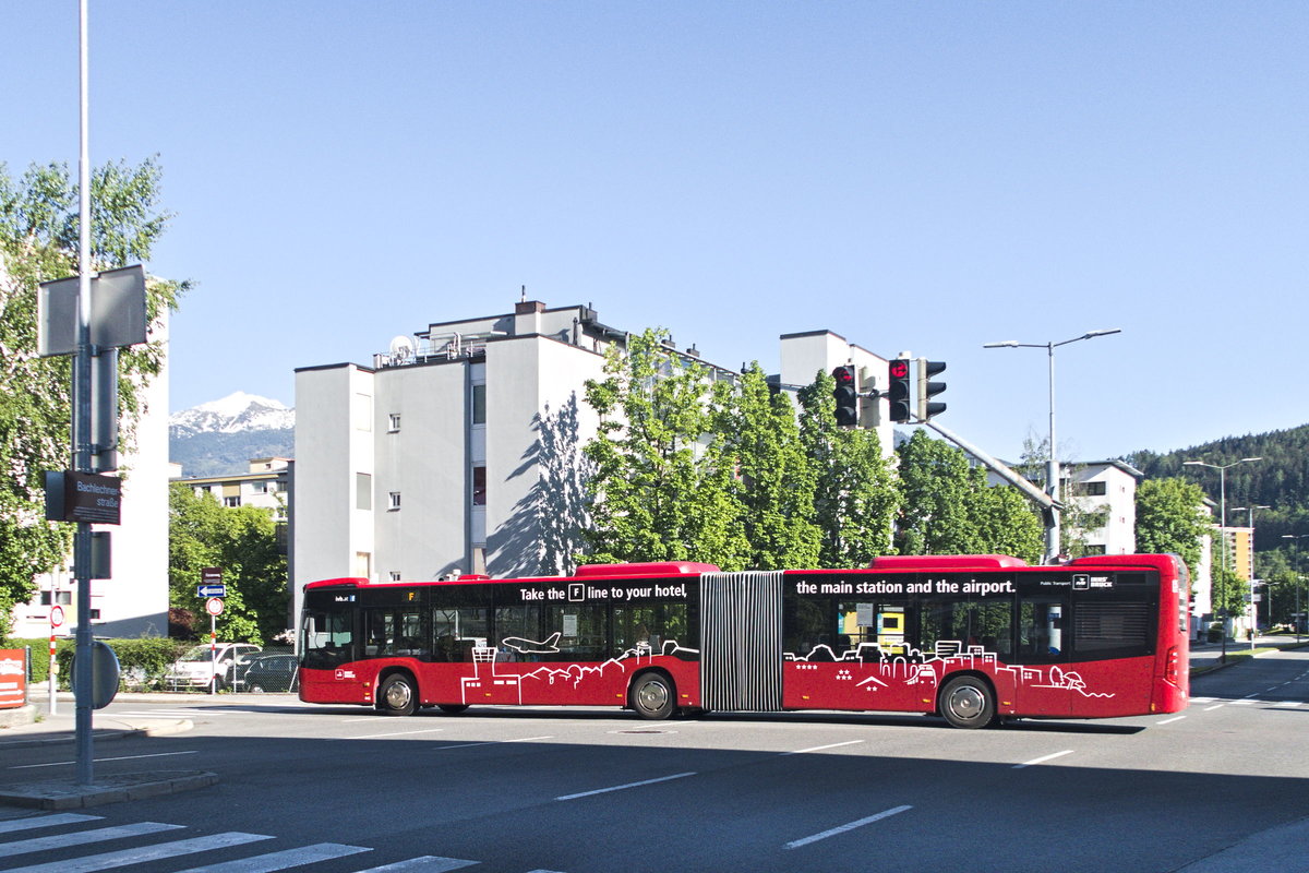 Mercedes-Benz O 530 III (Citaro 2. Generation) der Innsbrucker Verkehrsbetriebe, Bus Nr. 442, quert als Linie F die Kreuzung Fürstenweg/Bachlechnerstraße in Innsbruck. Aufgenommen 7.5.2020.