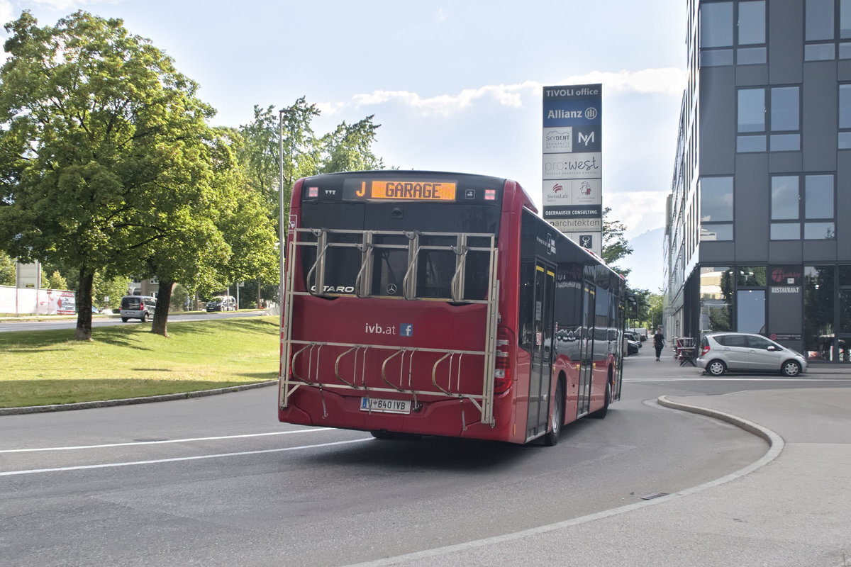 Mercedes-Benz O 530 III (Citaro 2. Generation) der Innsbrucker Verkehrsbetriebe, Bus Nr. 640, rückt als Linie J beschildert in Innsbruck, Olympiastraße in die Garage ein. Aufgenommen 13.6.2020. 