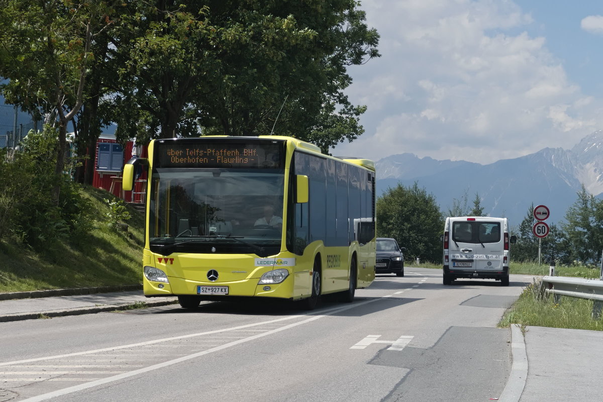 Mercedes-Benz O 530 III (Citaro 2. Generation) von Ledermair (SZ-927KX) als Ortsbus Telfs Linie 2 in Inzing, Salzstraße. Aufgenommen 25.6.2020.