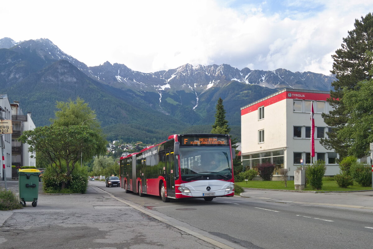 Mercedes-Benz O 530 III (Citaro 2. Generation) der Innsbrucker Verkehrsbetriebe (Bus Nr. 442) ist als Linie F über die Exlgasse umgeleitet. Aufgenommen 10.6.2021.
