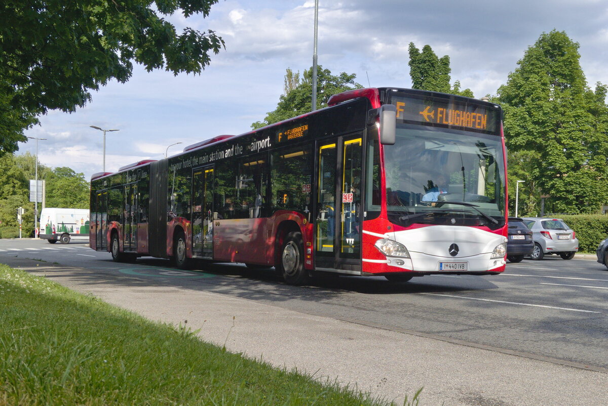 Mercedes-Benz O 530 III (Citaro 2. Generation) der Innsbrucker Verkehrsbetriebe (Bus Nr. 440) ist als Linie F über den Mitterweg umgeleitet. Aufgenommen 10.6.2021.