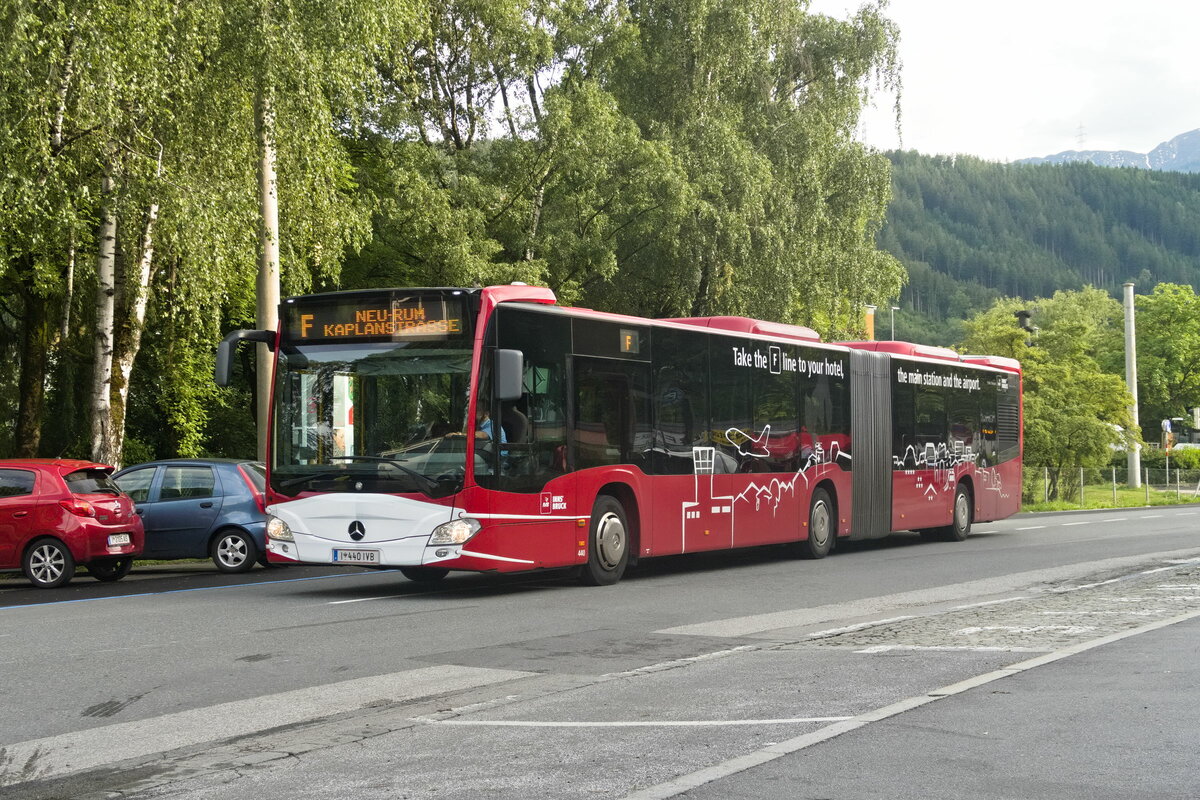 Mercedes-Benz O 530 III (Citaro 2. Generation) der Innsbrucker Verkehrsbetriebe (Bus Nr. 440) ist als Linie F über die Fischnalerstraße umgeleitet. Aufgenommen 10.6.2021.