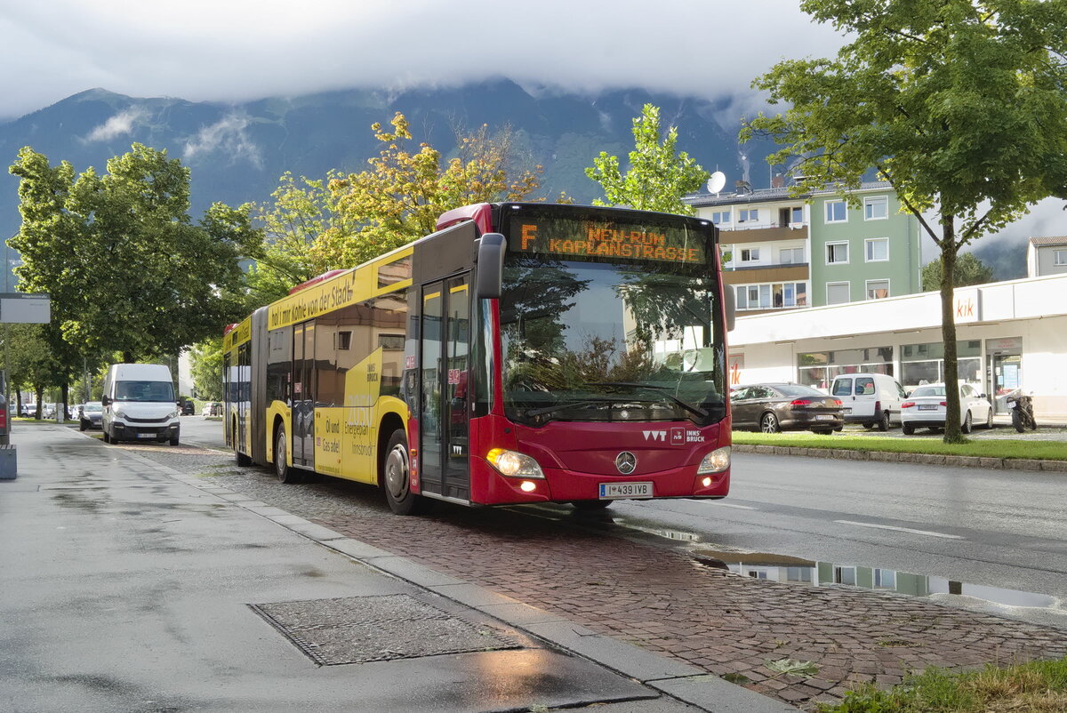 Mercedes-Benz O 530 III (Citaro 2. Generation) der Innsbrucker Verkehrsbetriebe (Bus Nr. 439) ist als Linie F über die Andechsstraße umgeleitet, hier an der Hst. Klappholzstraße. Aufgenommen 14.7.2021.