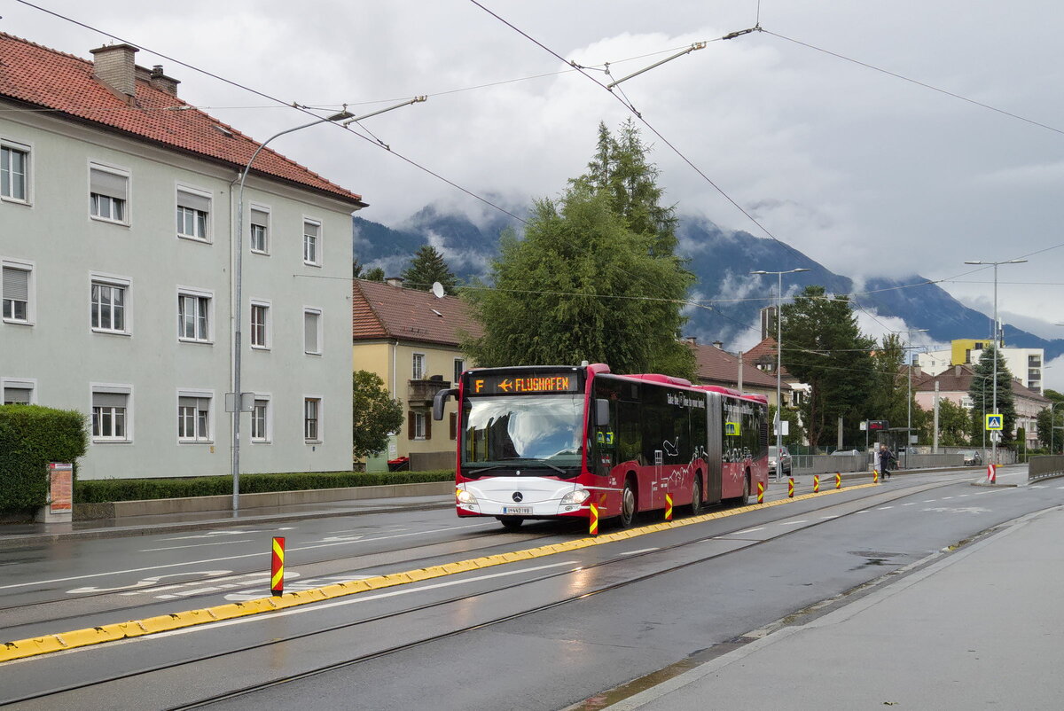 Mercedes-Benz O 530 III (Citaro 2. Generation) der Innsbrucker Verkehrsbetriebe (Bus Nr. 422) ist als Linie F über die Reichenauer Straße umgeleitet, hier bei der Hst. Mitterhoferstraße. Aufgenommen 14.7.2021.