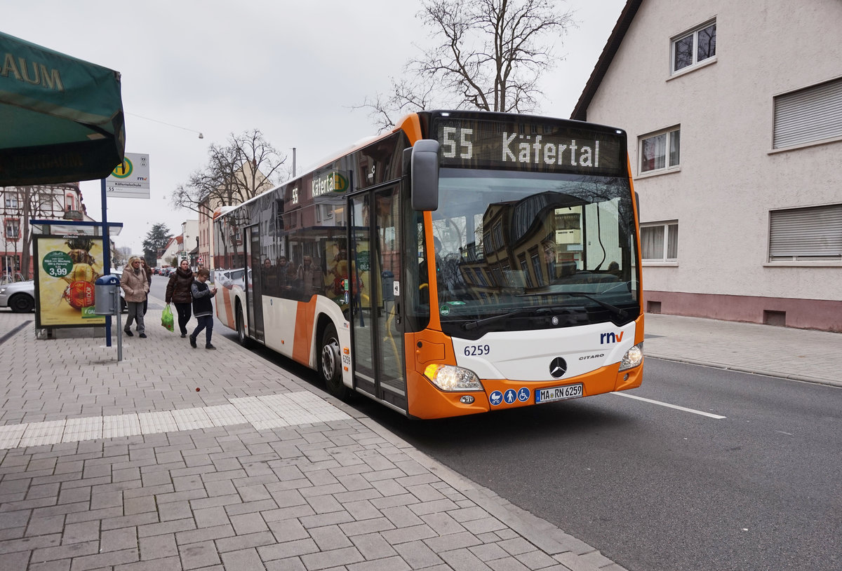 Mercedes-Benz O 530 III (Nr. 6259) der rnv, unterwegs als Linie 55 (Waldhof Haus Waldhof - Käfertal Bahnhof), am 19.3.2016 beim Halt an der Haltestelle Käfertal Käfertalschule.