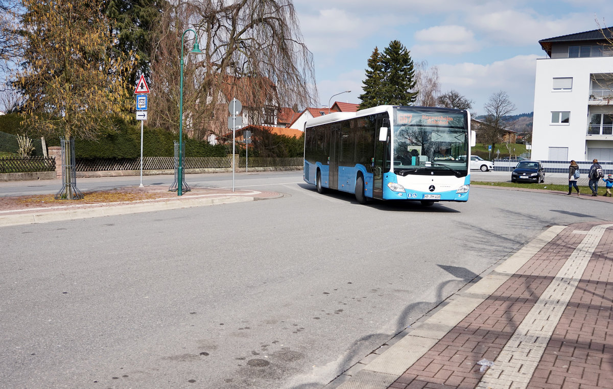 Mercedes-Benz O 530 III der VGG, unterwegs auf der Linie 667, als Kurs 119 (Grasellenbach Im Erzfeld – Fürth (Odenwald) Bahnhof – Heppenheim Bahnhof), am 26.3.2016 bei der Einfahrt in die Haltestelle Fürth (Odenwald) Bahnhof.