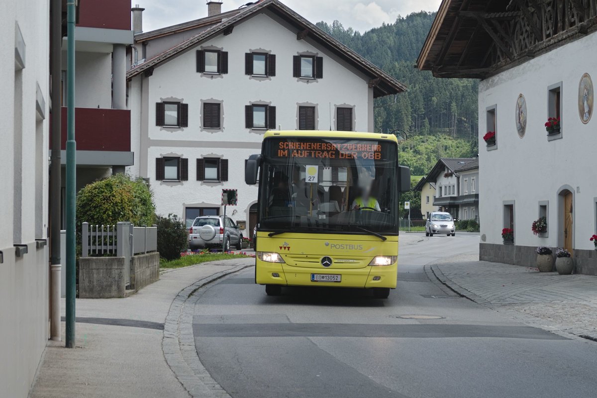 Mercedes-Benz O 550 (Integro) von Postbus (BD-13052) als Schienenersatzverkehr Zirl - Telfs in Inzing, Hauptstraße. Aufgenommen 25.6.2020.