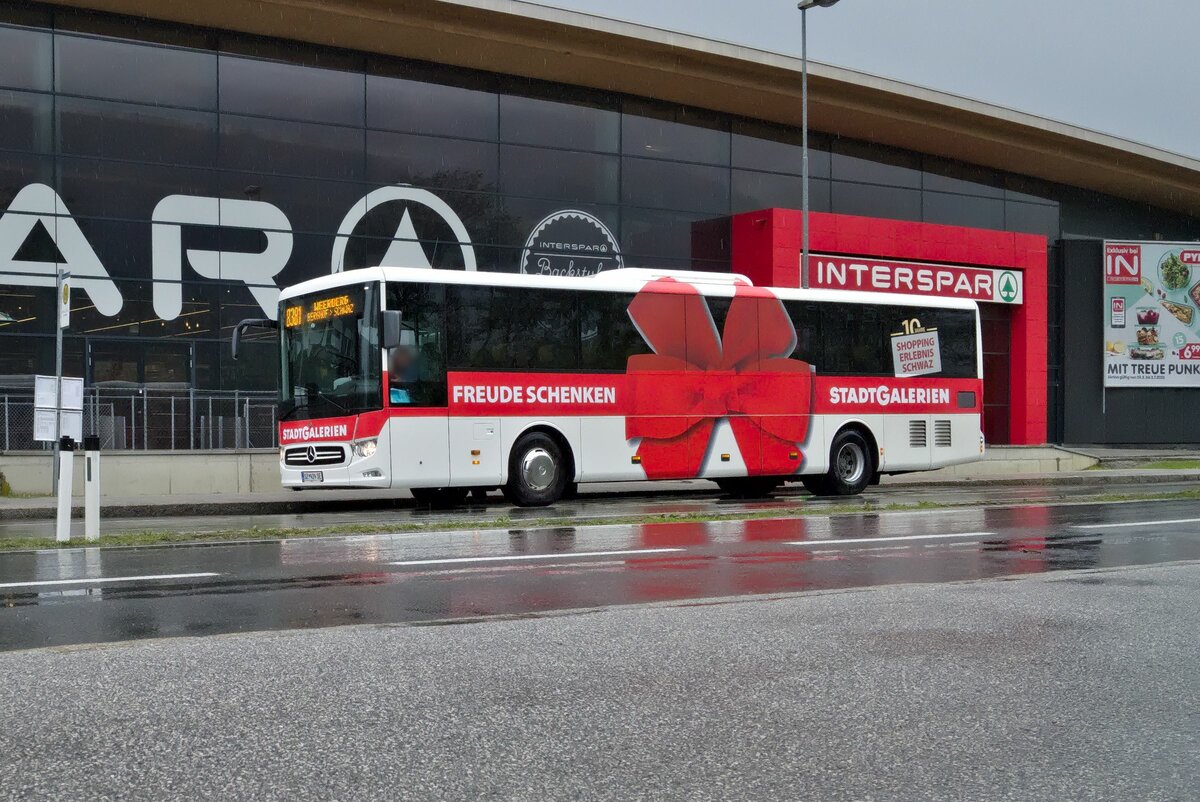 Mercedes-Benz O 560 (Intouro) der neuesten Generation (SZ-424SE) als Linie 8381 an der Haltestelle Schwaz EKZ Interspar. Aufgenommen 24.5.2022.