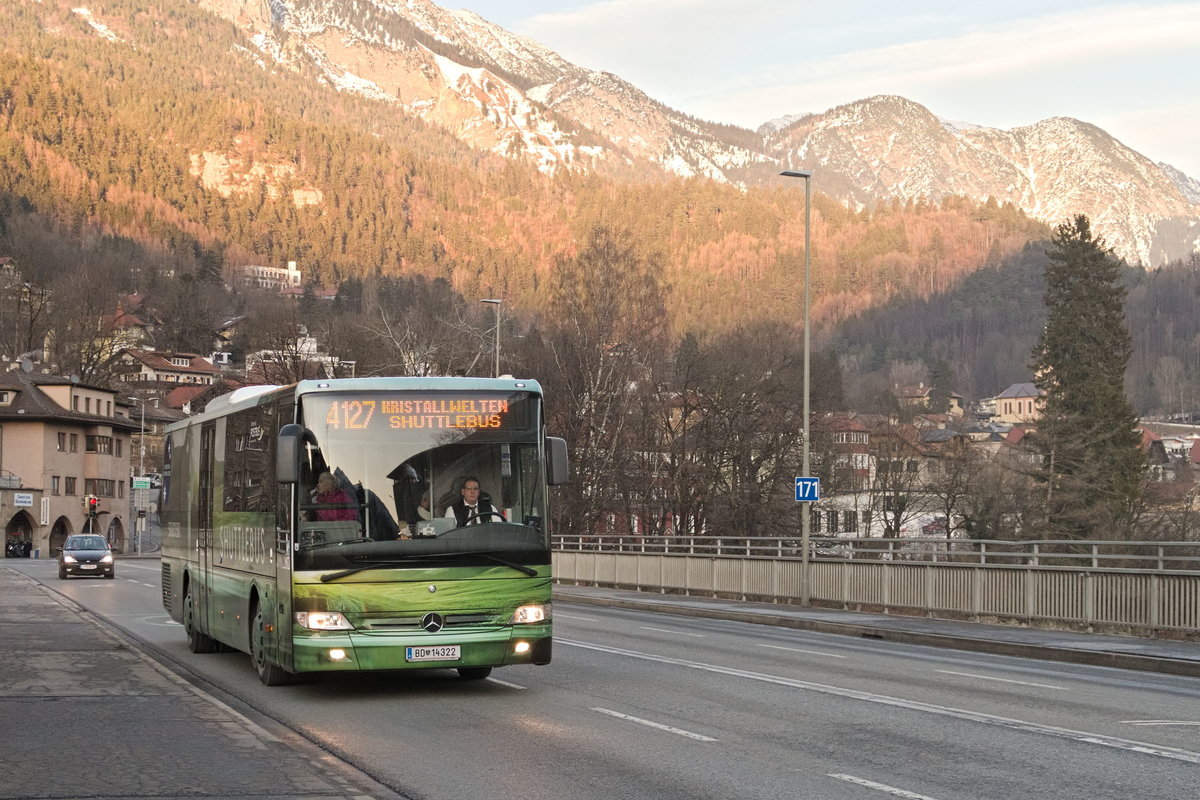 Mercedes-Benz O 560 (Intouro) von Postbus BD-14322 als Linie 4127  Kristallwelten Shuttlebus  auf der Mühlauer Brücke in Innsbruck. Obwohl im Nummernschema des Verkehrsverbundes Tirol, hat der Shuttle einen Sondertarif. Aufgenommen 2.1.2020.