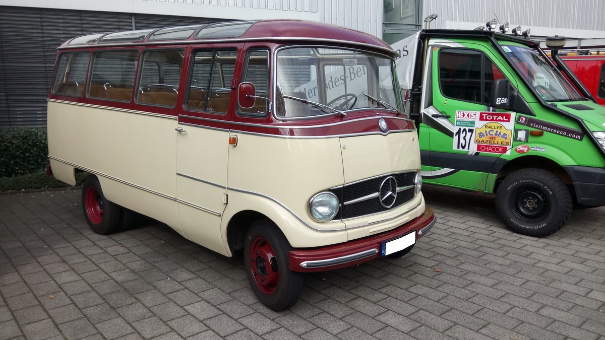 Mercedes Benz O319 mit Dachrandverglasung. 1955 - 1963. Dieser Bus steht als  Eyecatcher  vor dem Ausbildungszentrum des Mercedes Benz Werkes in Düsseldorf.
