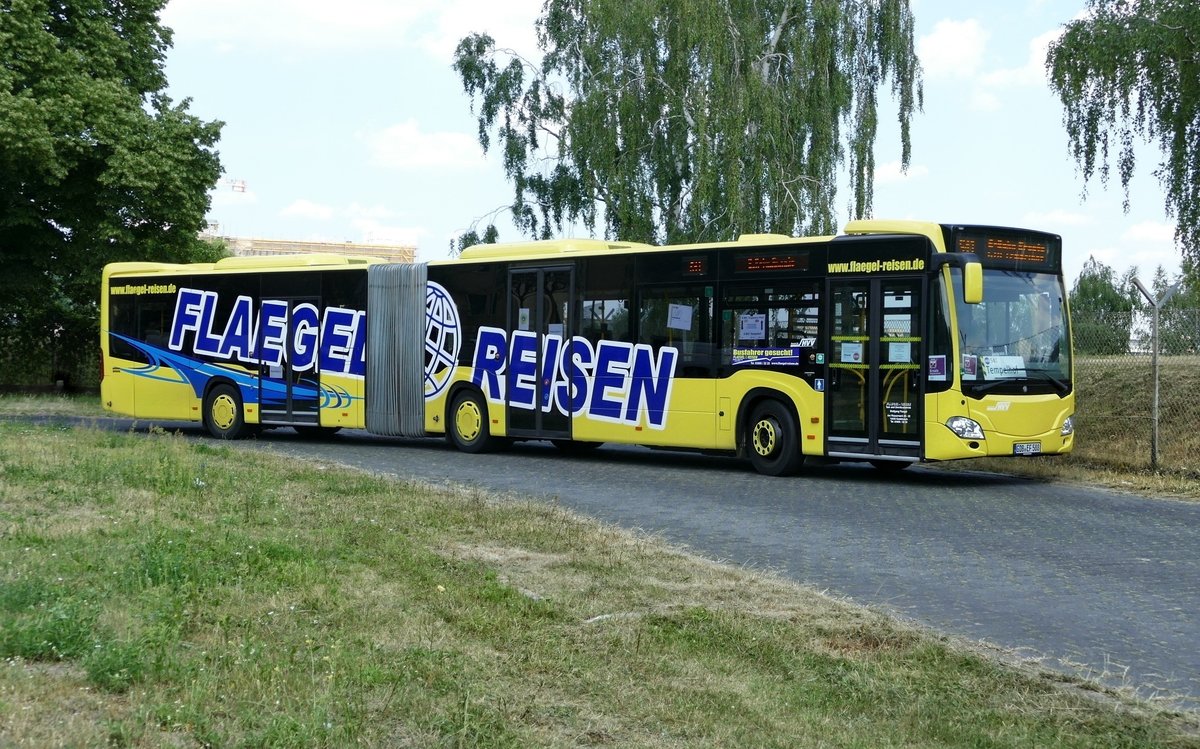 Mercedes-Benz O530 C2 G, von 'Flaegel Reisen'. Im SEV für die S-Bahn, Berlin-Tempelhof im Juni 2020.