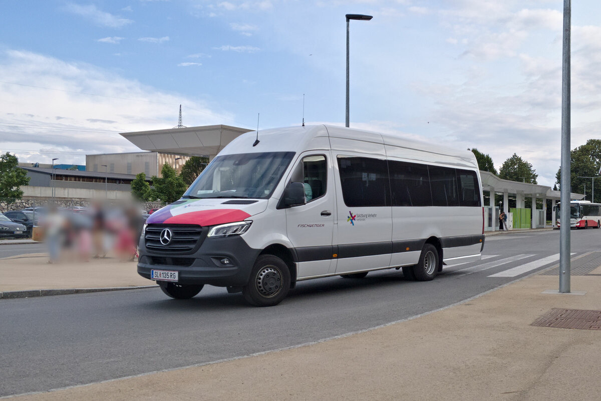 Mercedes-Benz Sprinter von Fischwenger (SL-135RG) im Salzburger Verkehrsverbund, am Bhf. Neumarkt am Wallersee. Aufgenommen 13.7.2023.