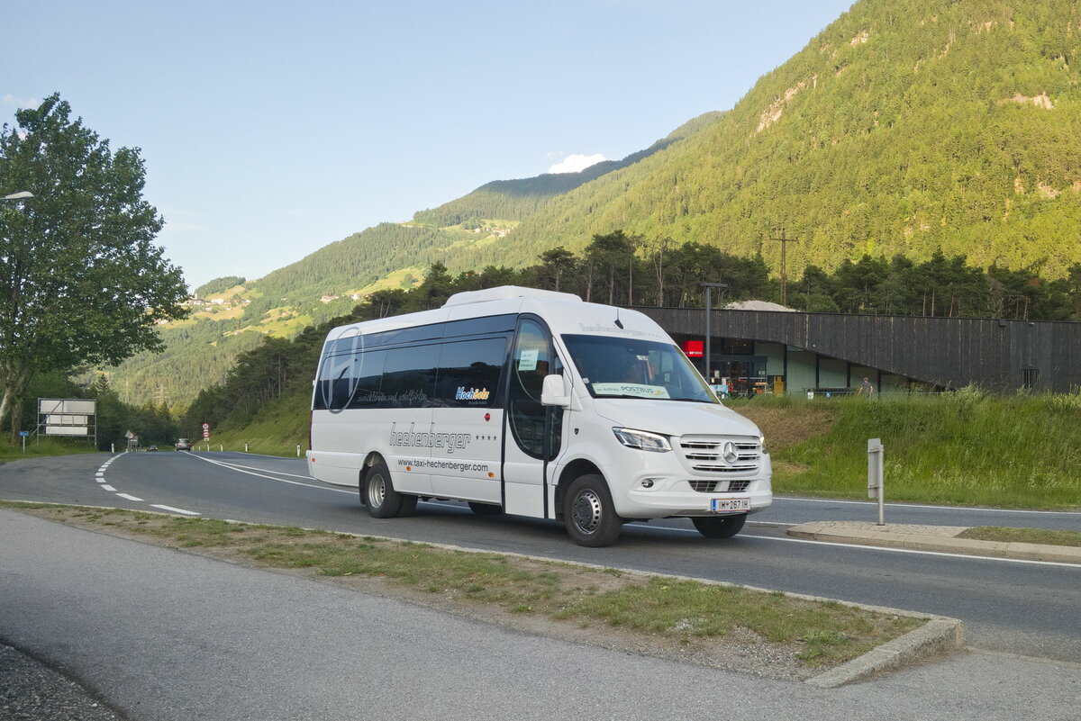 Mercedes-Benz Sprinter von Hechenberger Taxi (IM-267IH) im Auftrag von Postbus  passiert als Linie 4196 die Haltestelle Ötztal Ötztaler Höhe. Aufgenommen 15.6.2021.