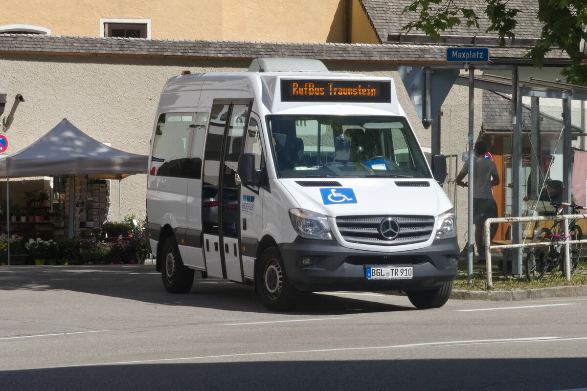 Mercedes-Benz Sprinter von Hogger (BGL-TR 910) als Rufbus Traunstein in Traunstein, Maxplatz. Aufgenommen 23.6.2022.