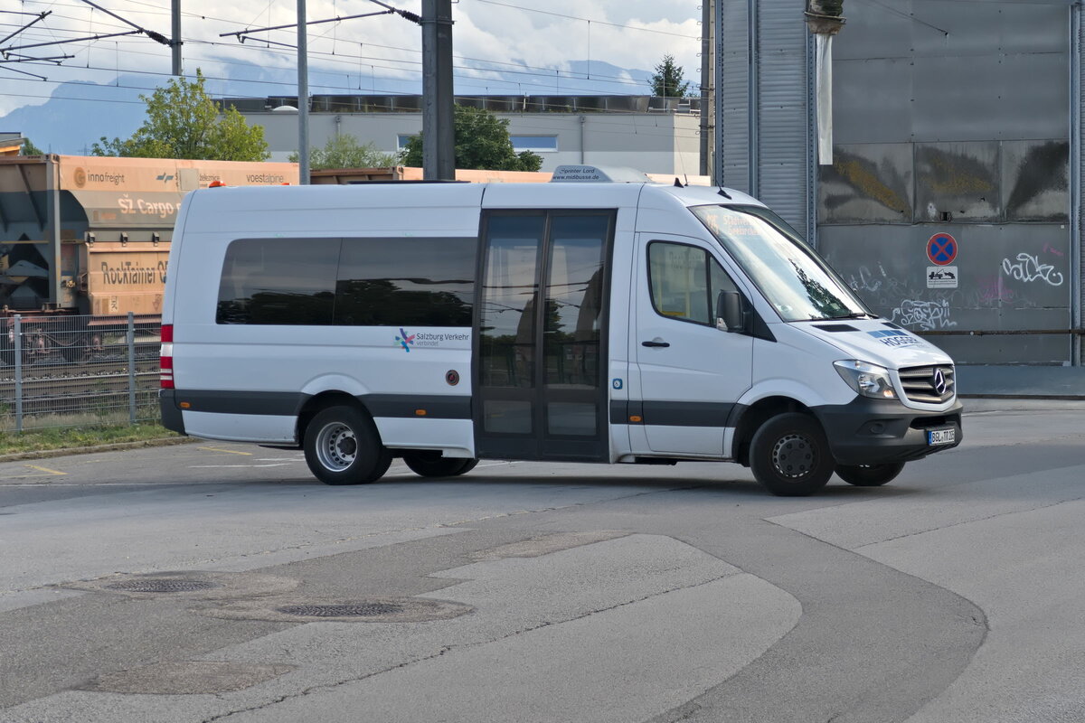 Mercedes-Benz Sprinter von Hogger (BGL-TR205) als Linie 125 am Bhf. Seekirchen am Wallersee. Aufgenommen 13.7.2023.