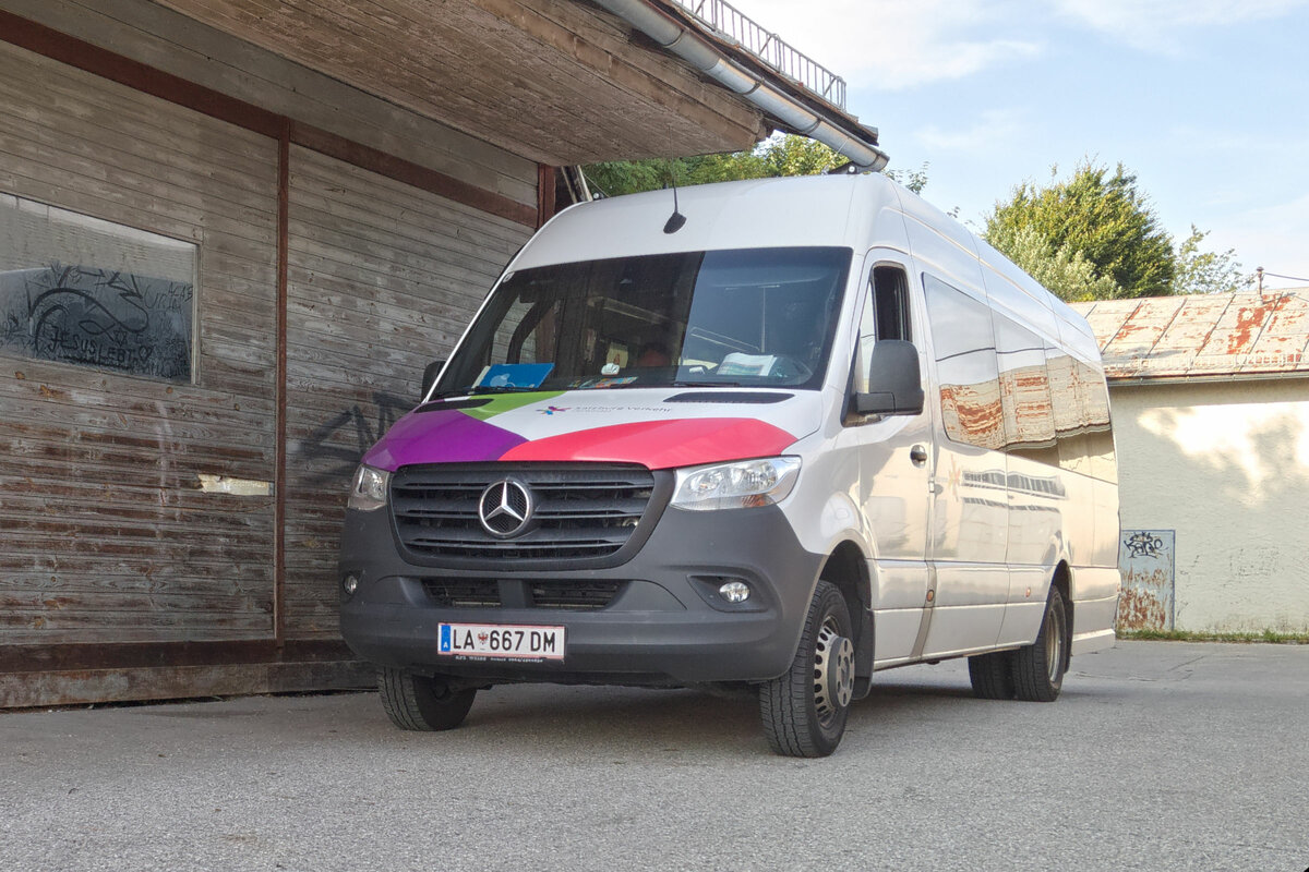 Mercedes-Benz Sprinter (LA-667DM) im Salzburger Verkehrsverbund, abgestellt am Bhf. Seekirchen am Wallersee. Aufgenommen 13.7.2023.