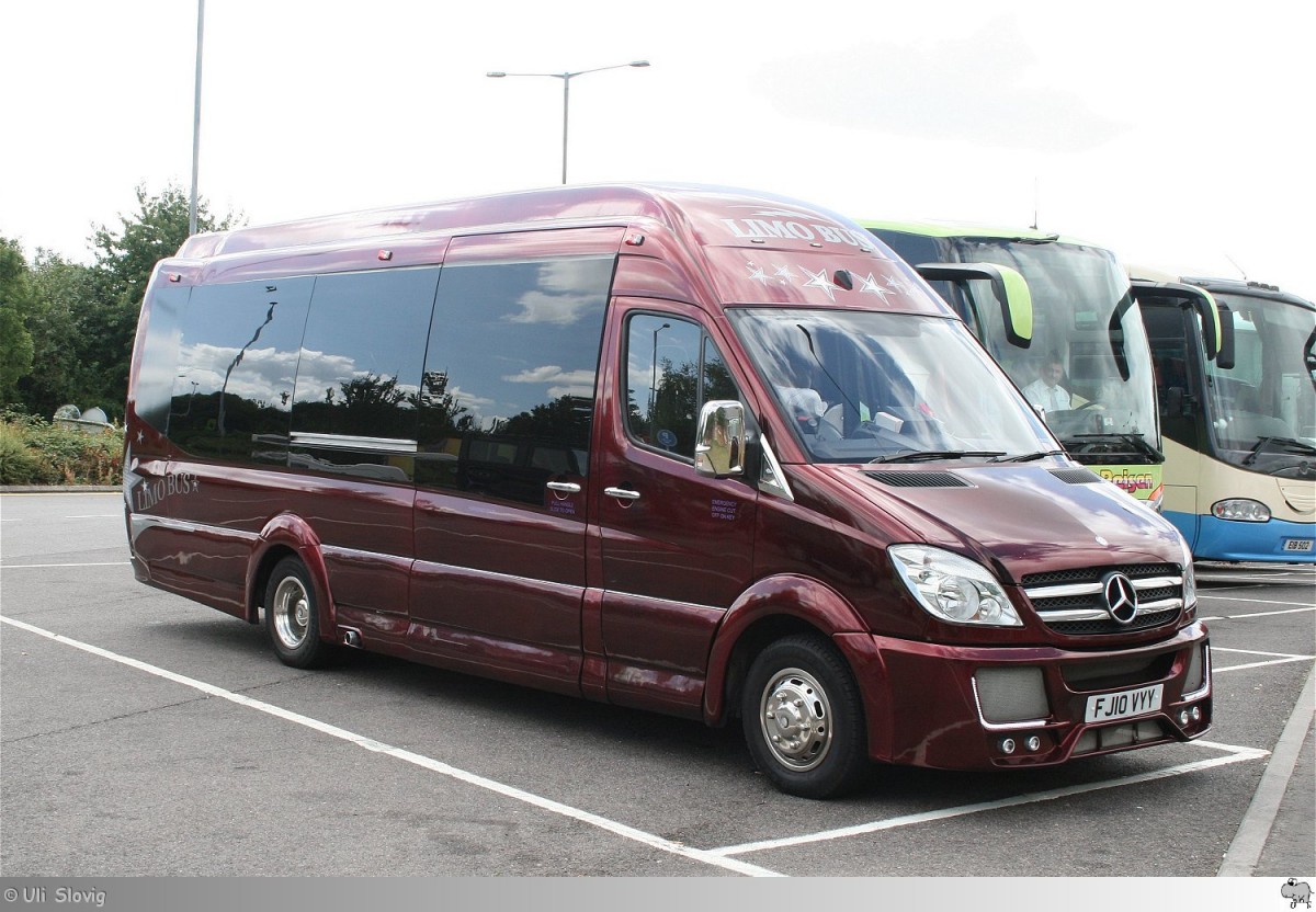 Mercedes Benz Sprinter  Limo Bus . Aufgenommen am 9. August 2014 auf den Autobahnrastplatz an der M4 bei Reading / England.
