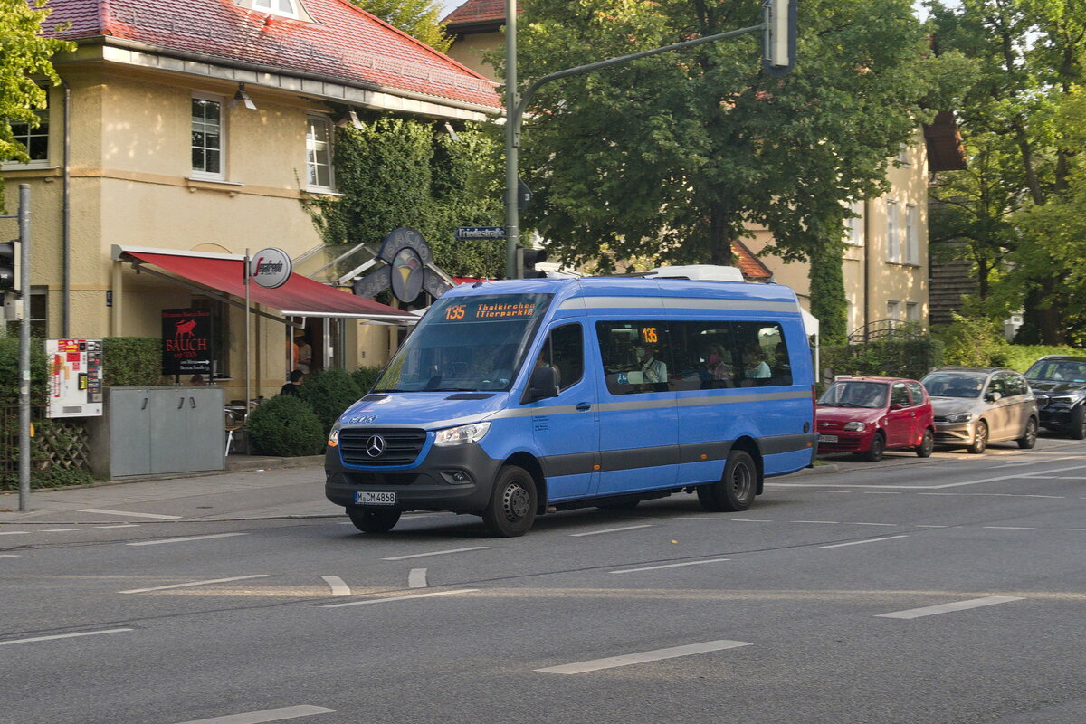 Mercedes-Benz Sprinter (M-CM 4868) als Linie 135 in München, Wolfratshauser Straße. Aufgenommen 25.8.2022.