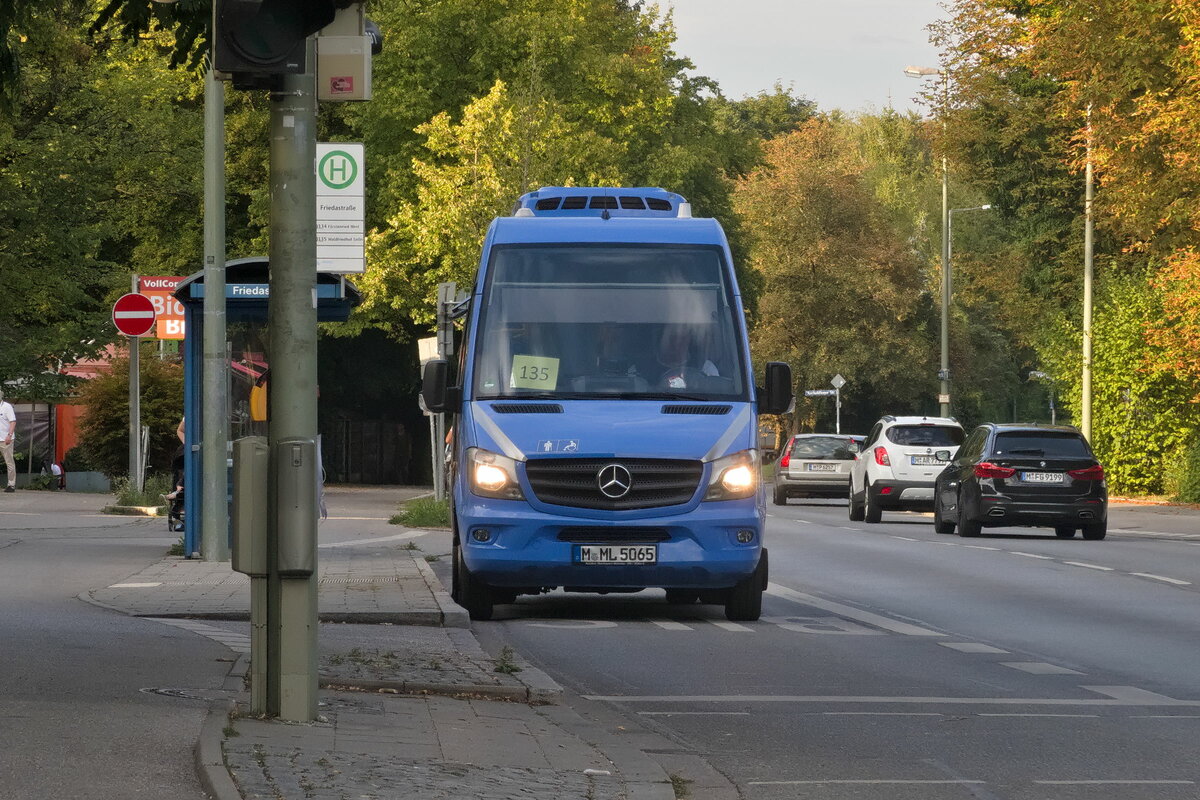 Mercedes-Benz Sprinter (M-ML 5065) als Linie 135 an der Haltestelle Friedastraße. Aufgenommen 25.8.2022.