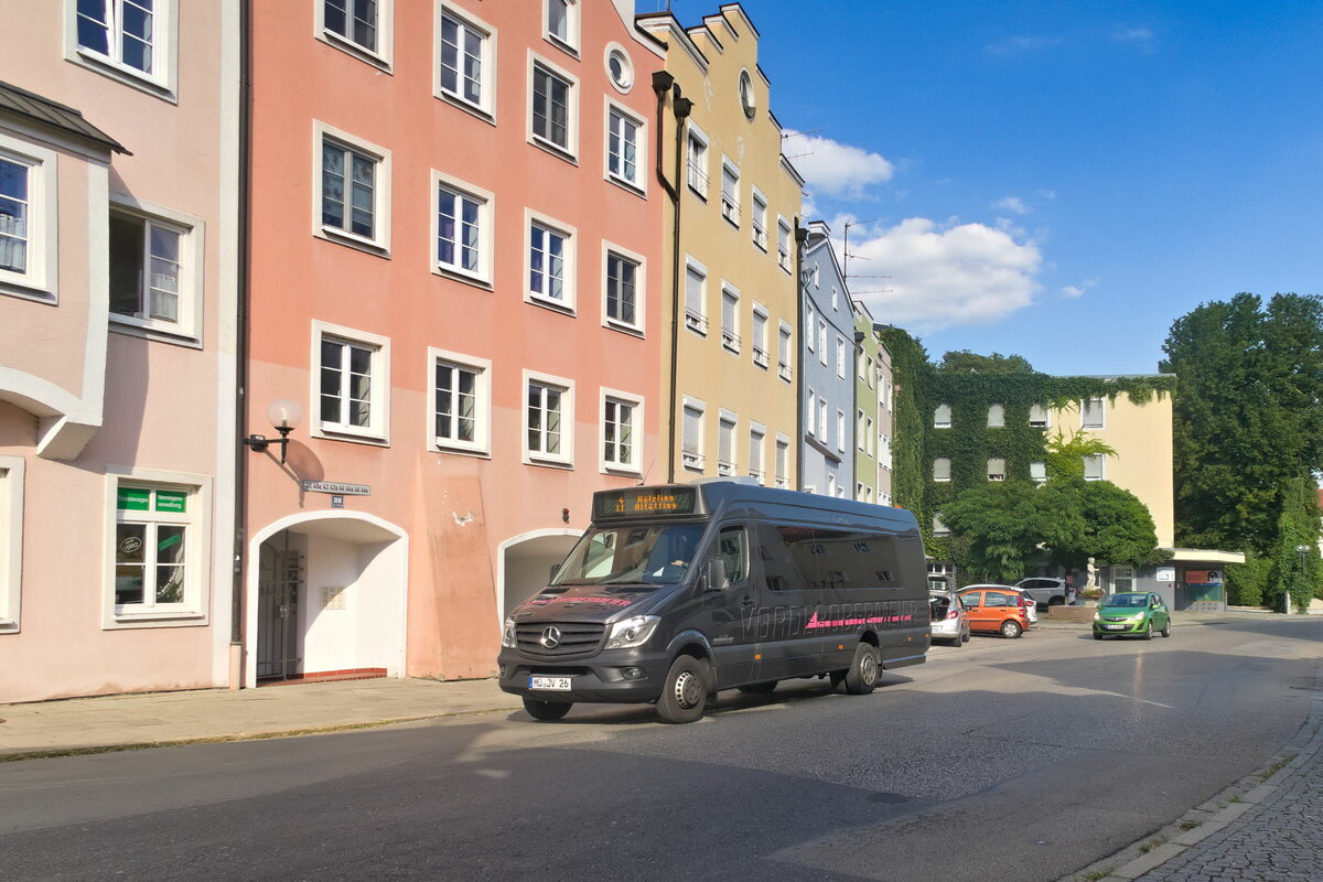 Mercedes-Benz Sprinter von Vorderobermeier (MÜ-JV 26) als Stadtbus Mühldorf Linie 4/11 in Mühldorf am Inn, Katharinenplatz. Aufgenommen 8.8.2022.