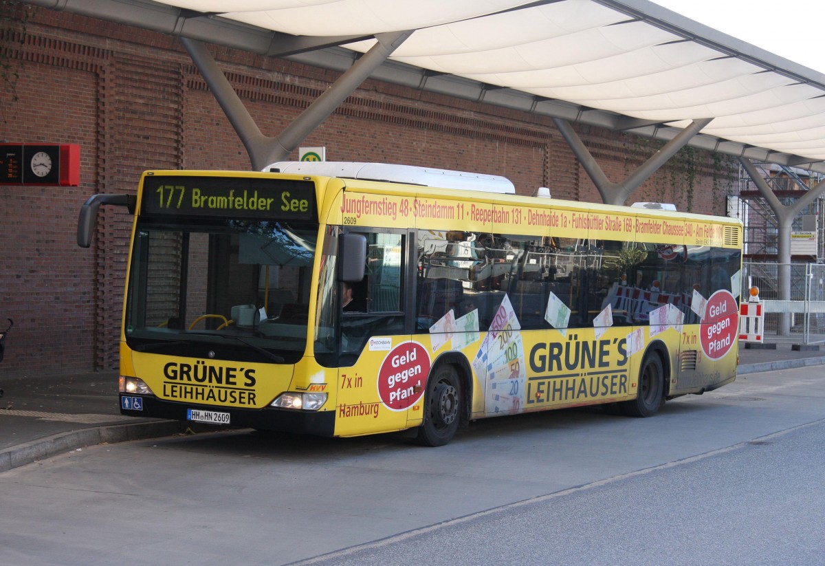 Mercedes Benz Stadtbus Wagen 2609, Linie 177, der HVV am S u. U Bahnhof in Hamburg - Barmbeck am 11.10.2015.