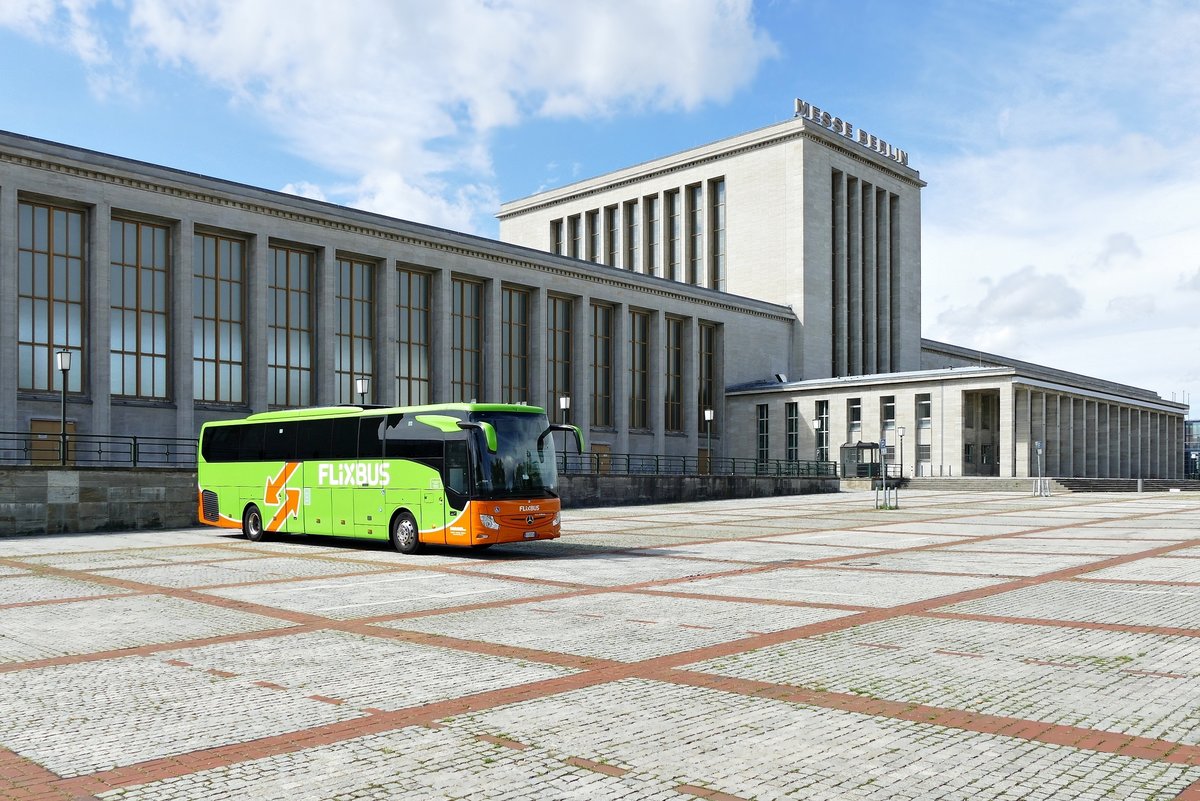 Mercedes -Benz Tourismo aus Italien, von 'Morandi Tour.it' /Flixbus, zu Gast in Berlin /Messehallen im August 2020.