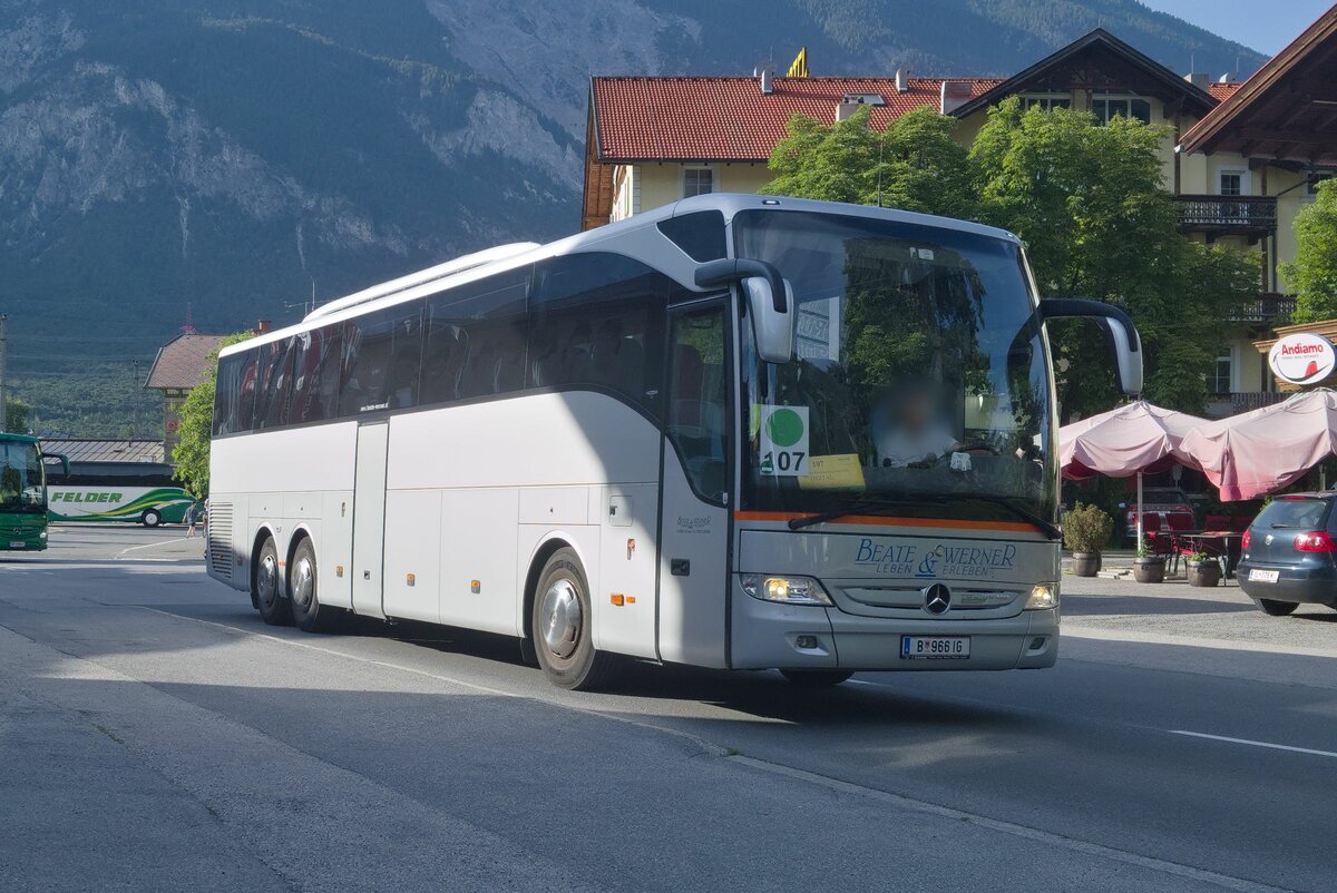 Mercedes-Benz Tourismo von Beate&Werner (B-966IG) als Schienenersatzverkehr für die Arlbergbahn in Ötztal-Bahnhof. Aufgenommen 15.6.2021.