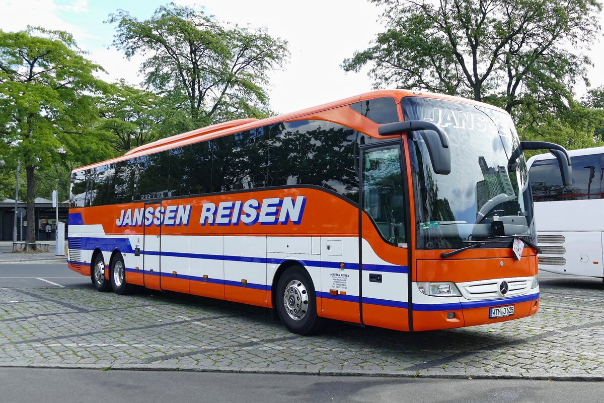 Mercedes-Benz Tourismo - Janssen Reisen, Berlin-Hardenbergplat im August 2022.