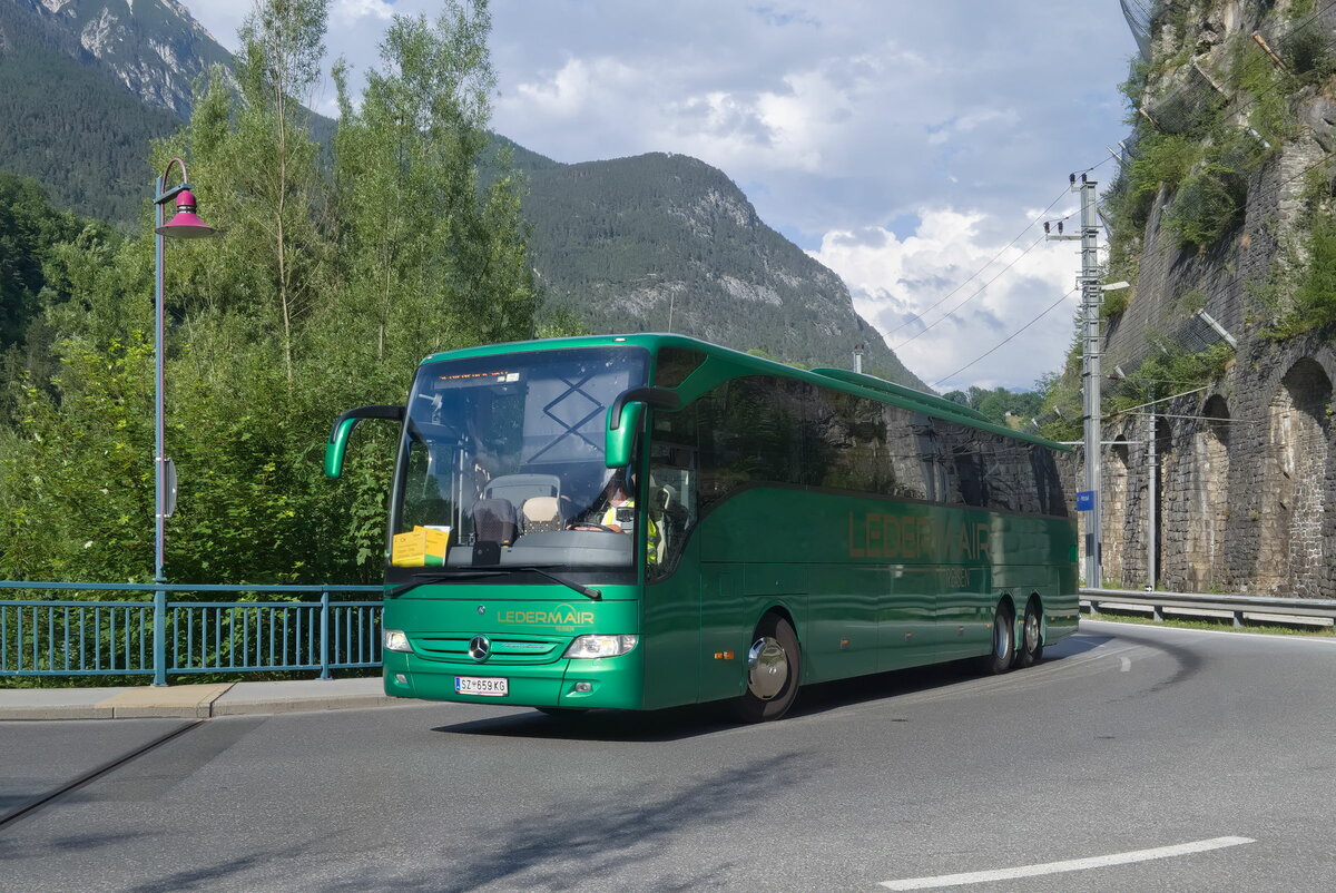 Mercedes-Benz Tourismo von Ledermair als Schienenersatzverkehr für die Arlbergbahn am Bahnhof Imst-Pitztal. Aufgenommen 22.6.2021.