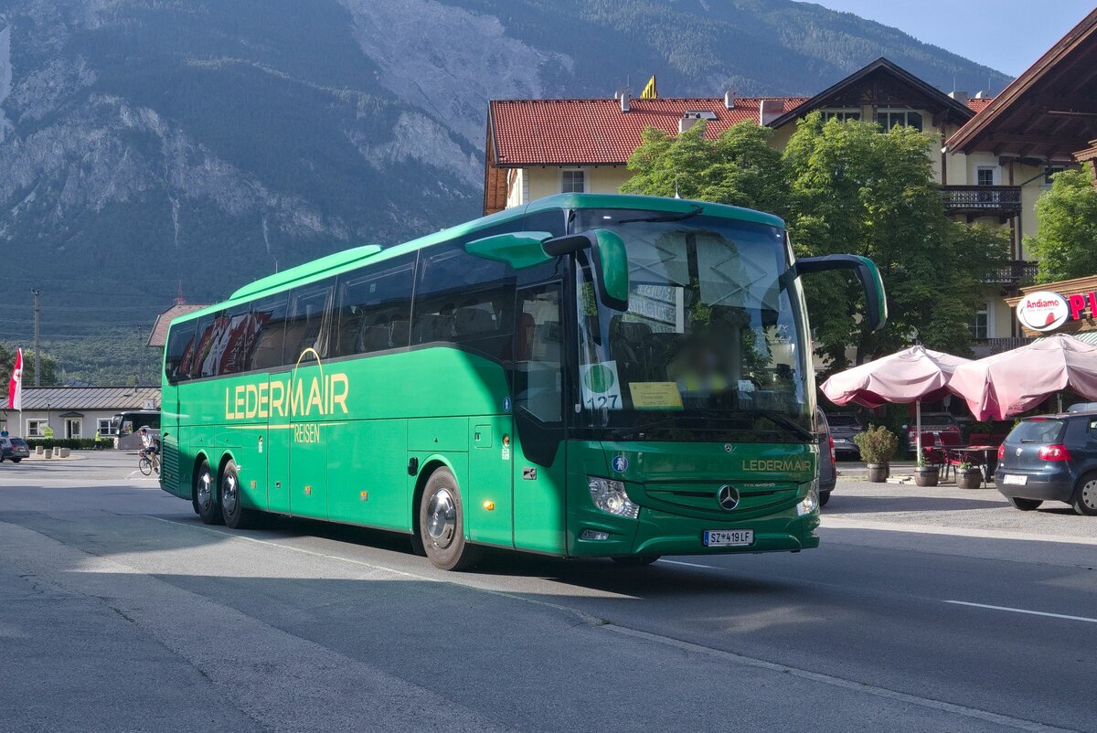 Mercedes-Benz Tourismo von Ledermair (SZ-419LF) als Schienenersatzverkehr für die Arlbergbahn in Ötztal-Bahnhof. Aufgenommen 15.6.2021.