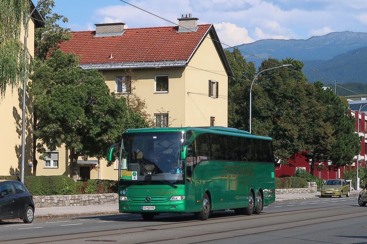 Mercedes-Benz Tourismo von Ledermair SZ-631KG als Schienenersatzverkehr für die Brennerbahn in Innsbruck, Amraser Straße. Aufgenommen 17.8.2018.