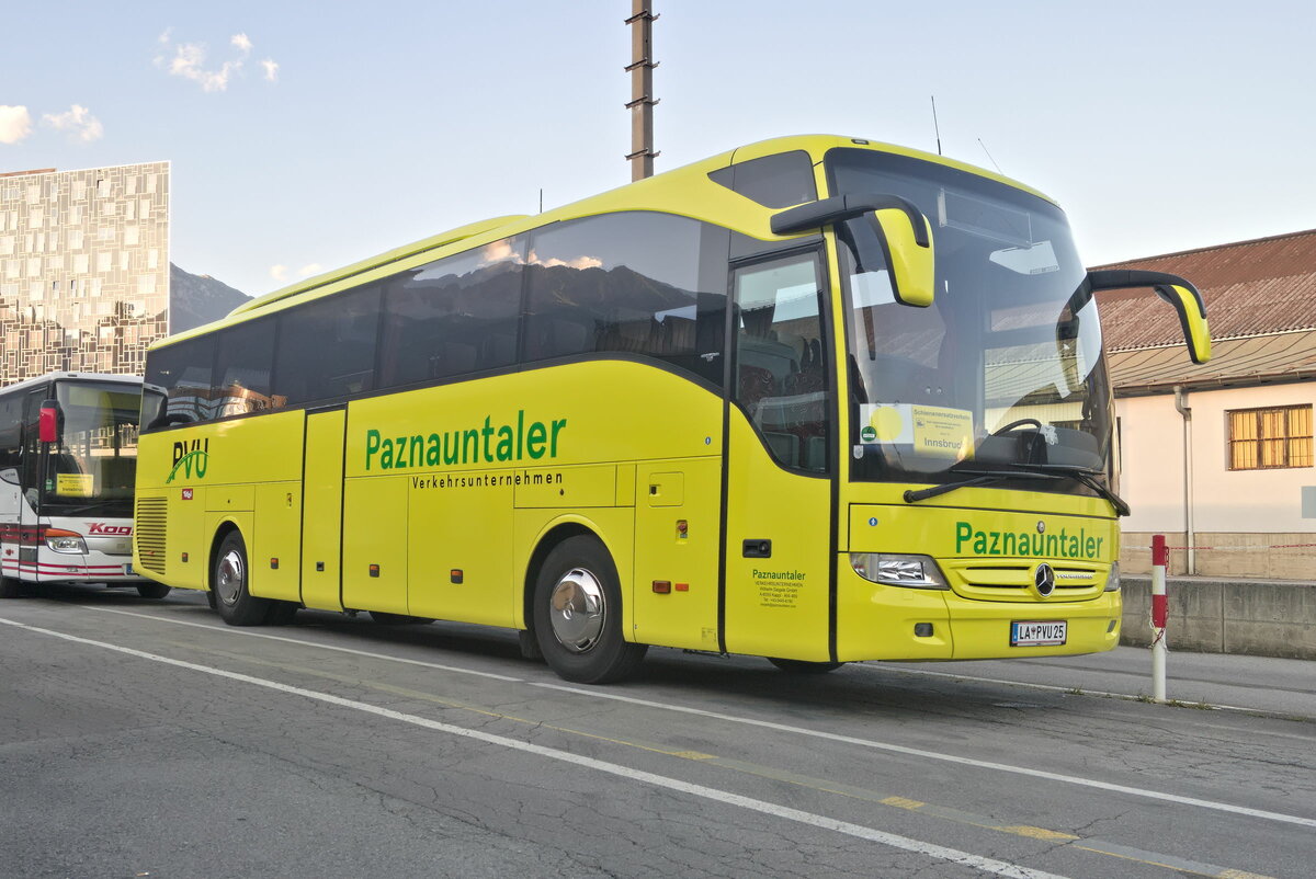 Mercedes-Benz Tourismo von Paznauntaler ist als Schienenersatz für die Brennerbahn in Innsbruck Frachtenbahnhof abgestellt. Aufgenommen 16.8.2023.