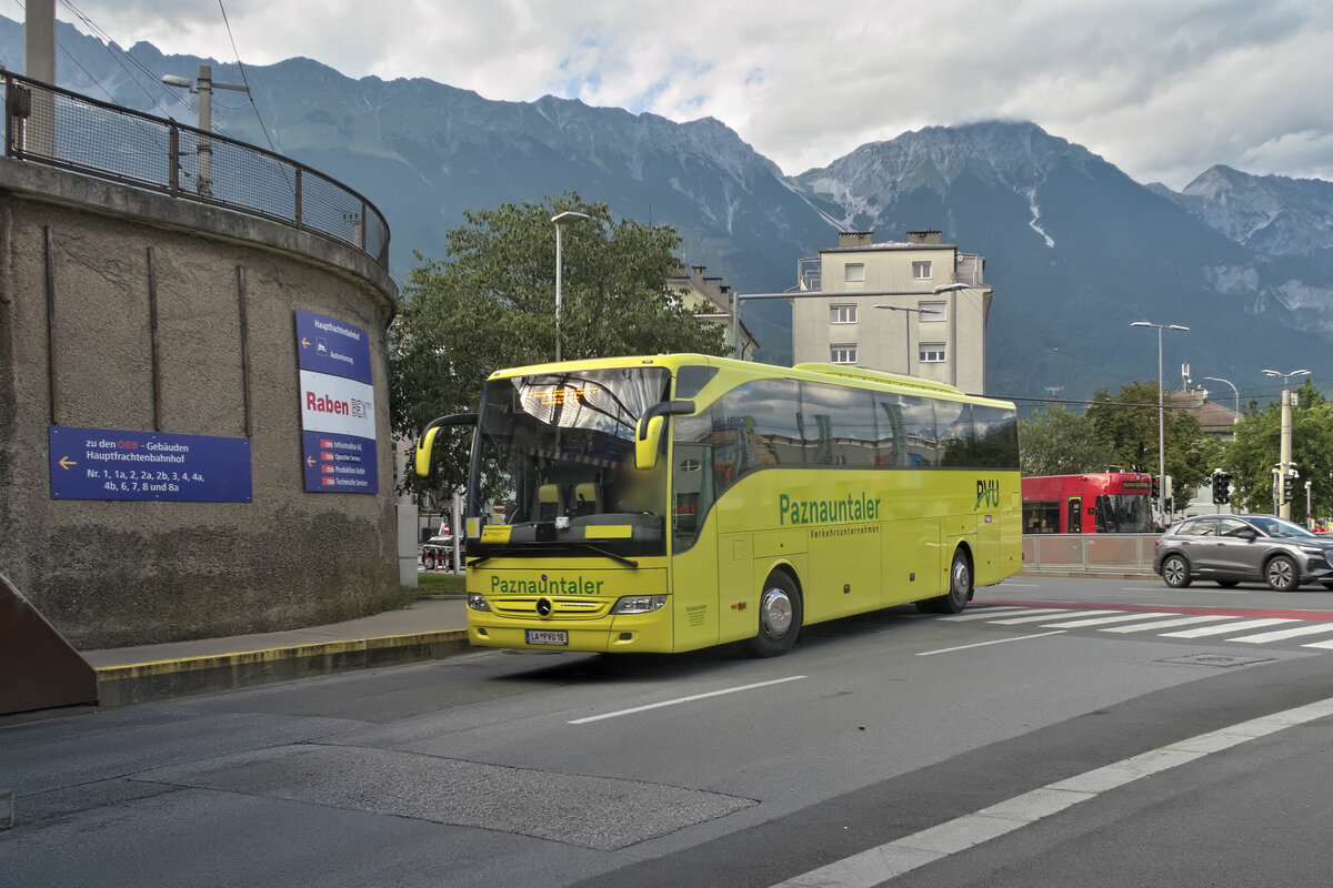 Mercedes-Benz Tourismo von Paznauntaler als Schienenersatzverkehr der Brennerbahn in Innsbruck bei der Zufahrt zum Frachtenbahnhof. Aufgenommen 10.8.2023.