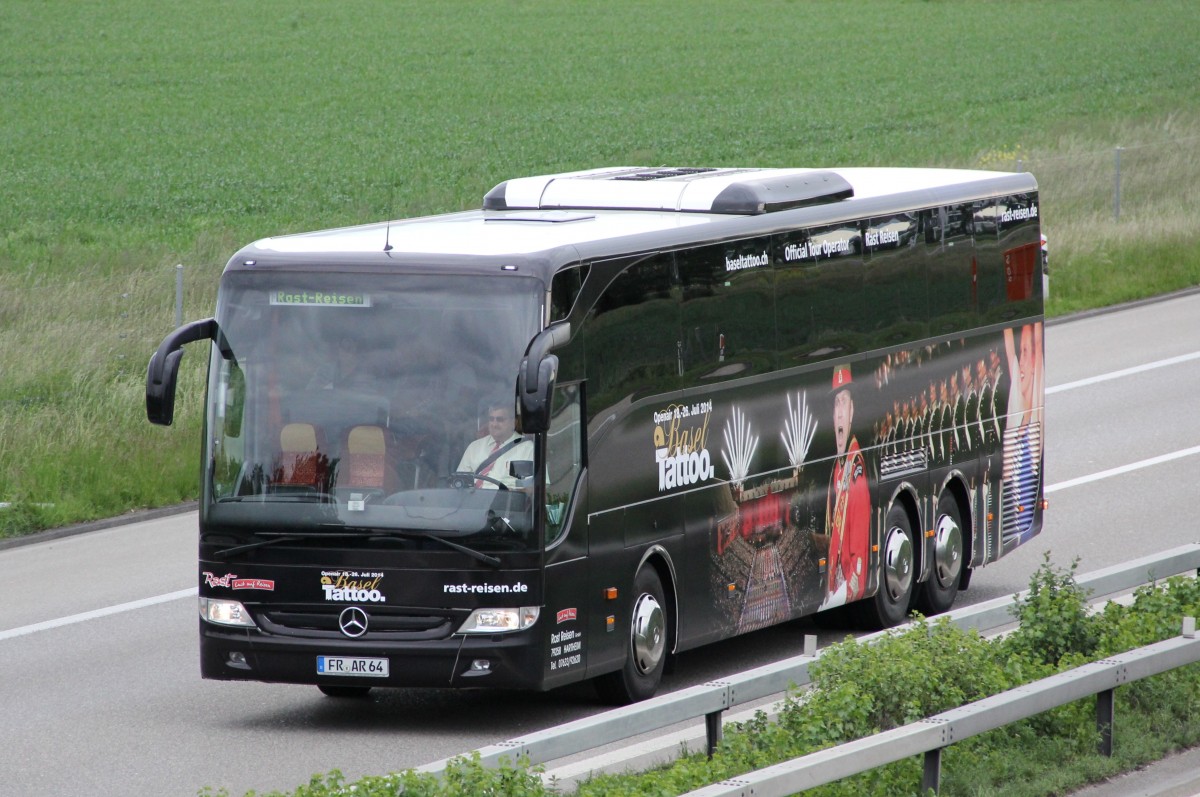 Mercedes Benz Tourismo, Rast Reisen aux couleurs Basel Tatoo, Oensingen 17.05.2014