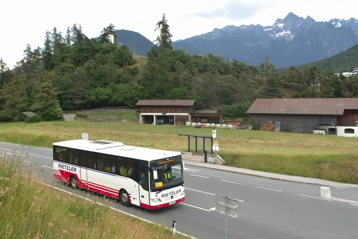Mercedes-Benz Tourismo von Rietzler als Schienenersatzverkehr für die Arlbergbahn in Roppen, B171. Aufgenommen 24.6.2021.