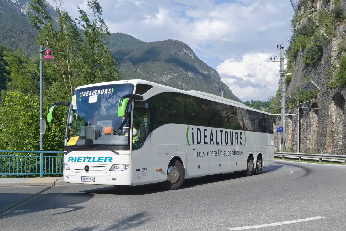 Mercedes-Benz Tourismo von Rietzler als Schienenersatzverkehr für die Arlbergbahn am Bahnhof Imst-Pitztal. Aufgenommen 22.6.2021.