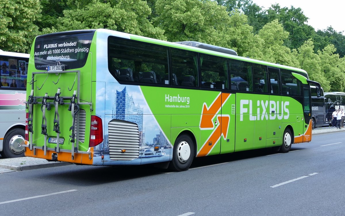 Mercedes-Benz Tourismo spez.'Hamburg 2019' von Prima Klima Reisen-pkr/ Flixbus. Berlin, nahe Großer Stern, im Juni 2020.