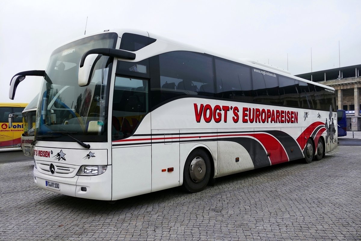 Mercedes -Benz Tourismo von ''Vogt's Europareisen'', hier zur Grünen Woche in Berlin /Olympiastadion im Januar 2019. (Grüne Woche)