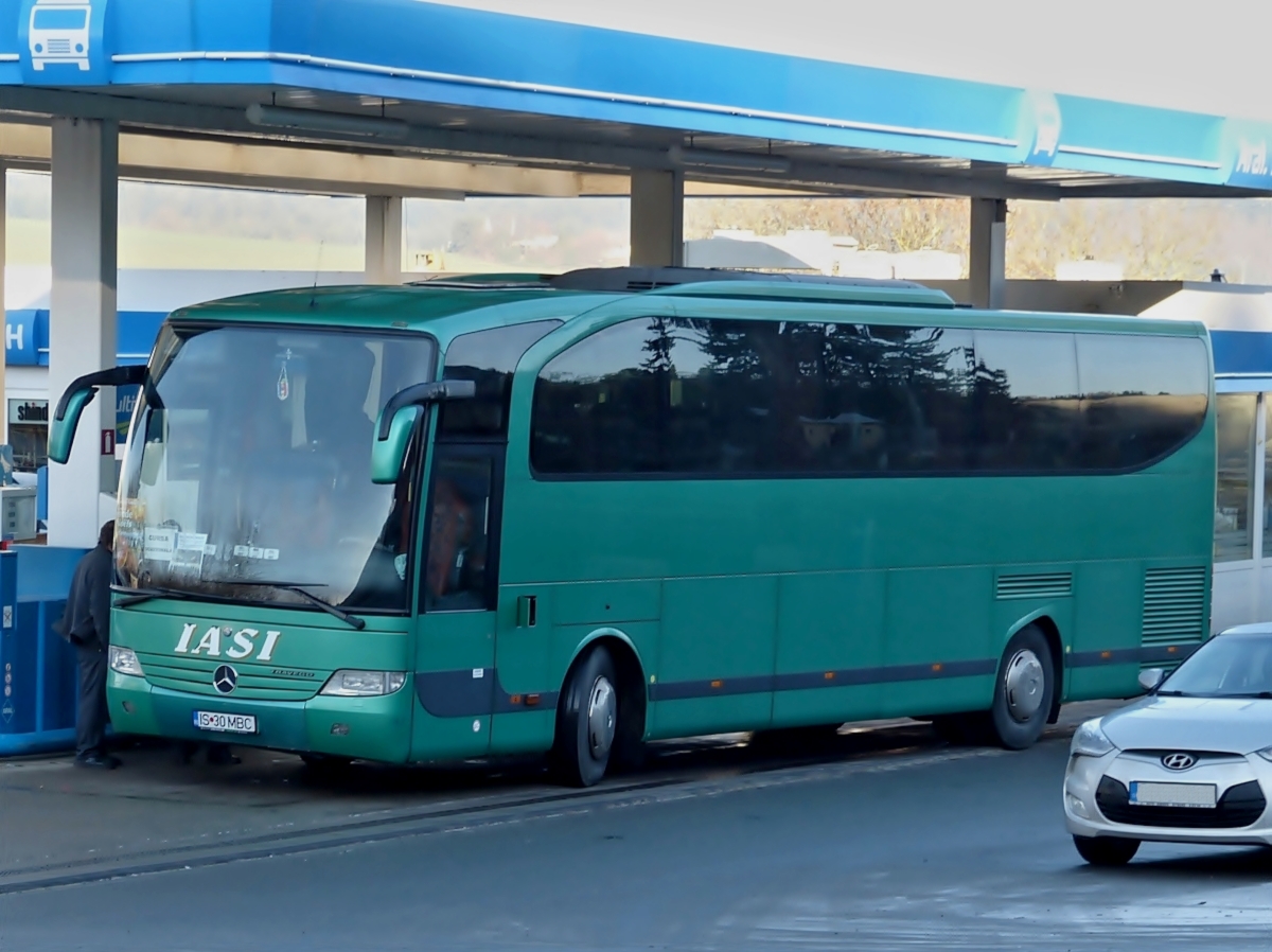 Mercedes Benz Travego, aufgenommen an einer tankstelle im Norden von Luxemburg.  Dez. 2013