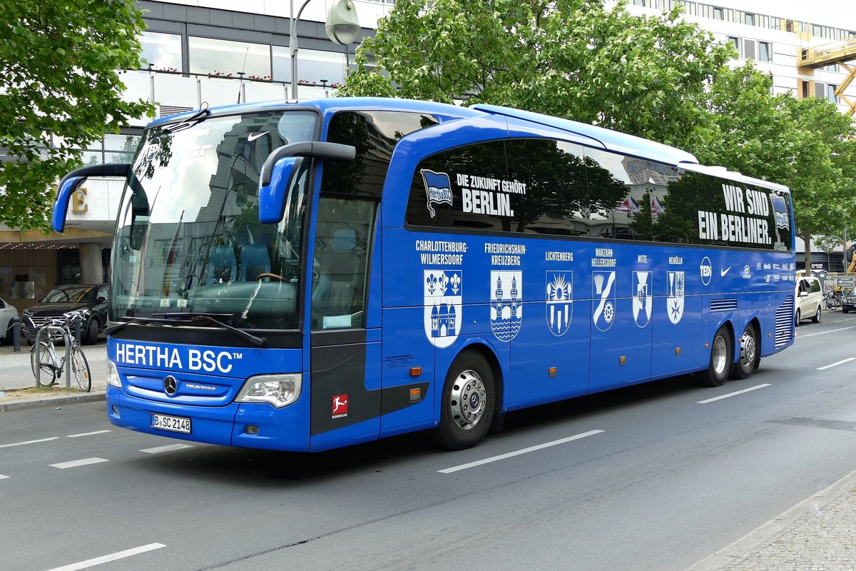 Mercedes -Benz Travego vom BVB  -Bus Verkehr Berlin KG und Mannschaftsbus vom Fußball -Bundesligisten Hertha BSC. Berlin im Juni 2020.