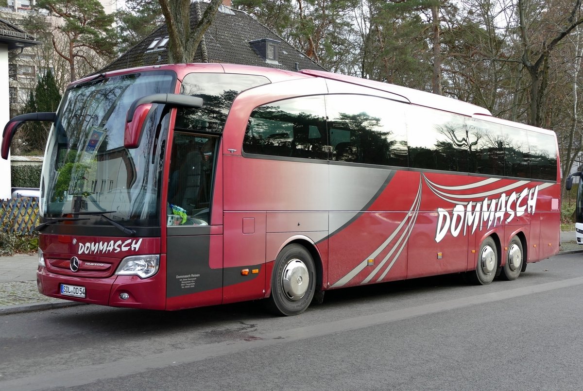 Mercedes -Benz Travego von 'Dommasch Busreisen'. Zur Grünen Woche, Berlin im Januar 2020.