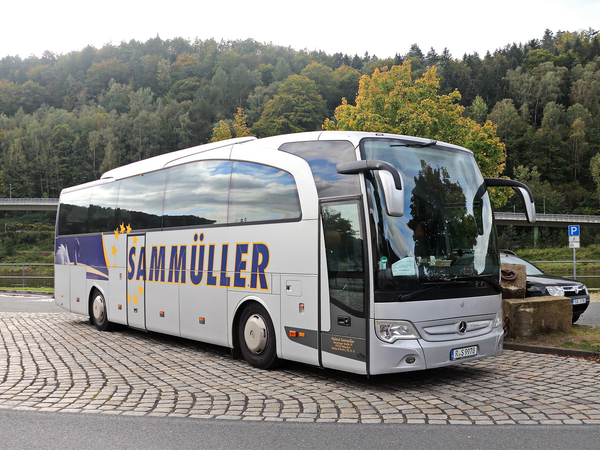 Mercedes-Benz Travego der Firma Sammüler aus Rgensburg steht auf dem Parkplatz an der Elbe in Bad Schandau nahe dem Rathhaus am 15. Oktober 2021.